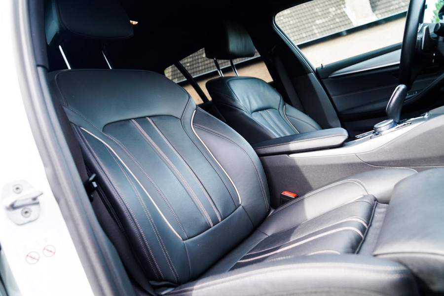 BMW 5 Serie Touring 520i High Executive | M-Pakket | Memory | Bots waarschuwingen