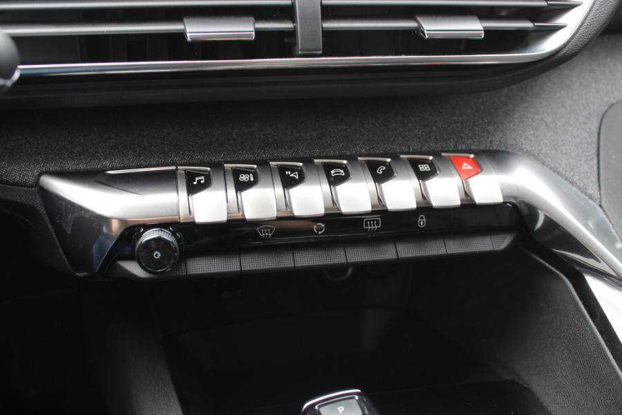 Peugeot 3008 1.6 PureTech GT Line / Trekhaak / Camera / Navigatie / Keyless / 18'' / Stoelverwarming / DAB / Cruise Control