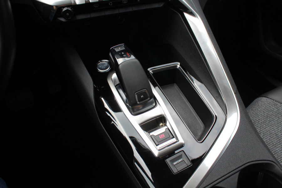 Peugeot 3008 1.6 PureTech GT Line / Trekhaak / Camera / Navigatie / Keyless / 18'' / Stoelverwarming / DAB / Cruise Control