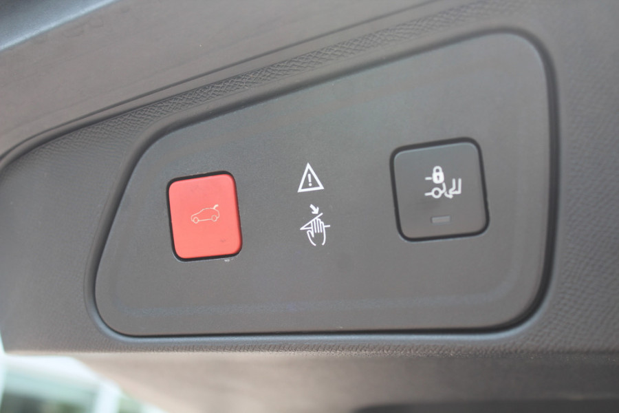 Peugeot 3008 1.6 PureTech GT Line / Trekhaak / Camera / Navigatie / Keyless / 18'' / Stoelverwarming / DAB / Cruise Control