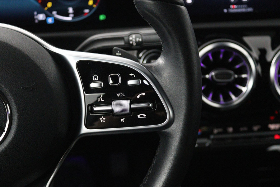 Mercedes-Benz A-Klasse 180 Business Solution Luxury (SFEERVERLICHTING, CAMERA, STIOELVERWARMING, GOED ONDERHOUDEN