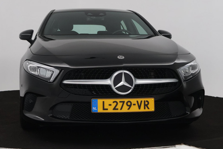 Mercedes-Benz A-Klasse 180 Business Solution Luxury (SFEERVERLICHTING, CAMERA, STIOELVERWARMING, GOED ONDERHOUDEN
