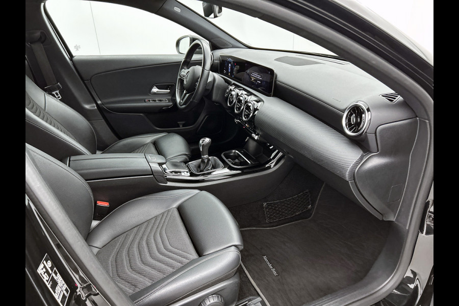 Mercedes-Benz A-Klasse 160 Business Solution | Lichtmetalen velgen | Navigatie |  Parking support | Inclusief 24 maanden MB Certified garantie voor Europa.