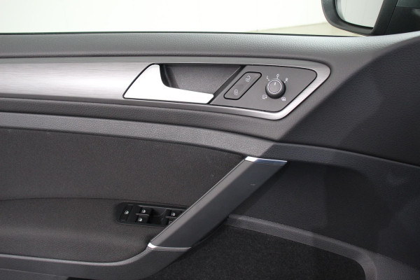 Volkswagen e-Golf Edition | Navigatie | Climate Control | Digitale cockpit | Bluetooth | Cruise control adaptive | Camera | LMV 17"