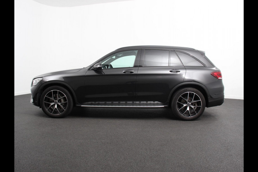 Mercedes-Benz GLC 300e 4MATIC Business Solution Luxury PHEV | Panorama dak | Trekhaak | Led | Electrische klep | Treeplanken | Night pack | Adaptive cruise control