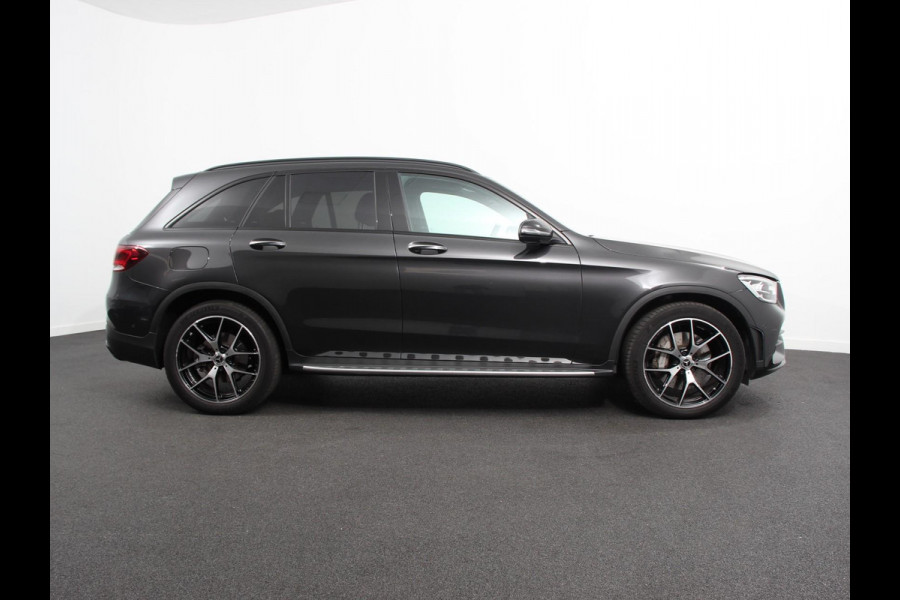 Mercedes-Benz GLC 300e 4MATIC Business Solution Luxury PHEV | Panorama dak | Trekhaak | Led | Electrische klep | Treeplanken | Night pack | Adaptive cruise control
