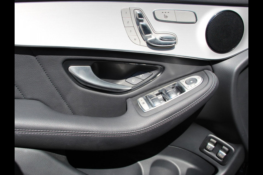 Mercedes-Benz GLC 300e 4MATIC Business Solution Luxury PHEV | Panorama dak | Trekhaak | Led | Electrische klep | Treeplanken | Night pack | Adaptive cruise control