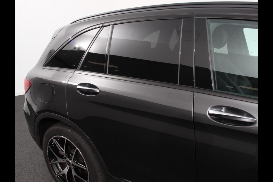 Mercedes-Benz GLC 300e 4MATIC Business Solution Luxury PHEV | Panorama dak | Trekhaak | Led | Electrische klep | Treeplanken | Night pack | Adaptive cruise control