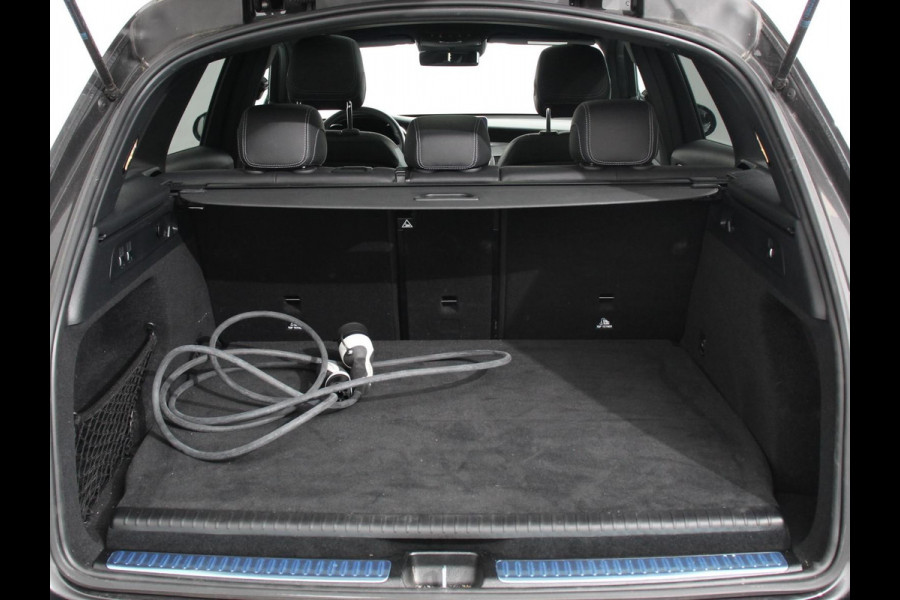 Mercedes-Benz GLC 300e 4MATIC Business Solution Luxury PHEV | Panorama dak | Trekhaak | Led | Electrische klep | Treeplanken | Night pack | Adaptive cruise control