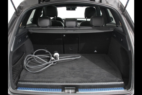Mercedes-Benz GLC 300e 4MATIC Business Solution Luxury PHEV | Panorama dak | Trekhaak | Led | Electrische klep | Treeplanken | Night pack | Adaptive cruise control