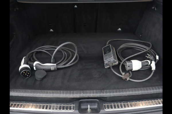 Mercedes-Benz GLC 300de 4MATIC AMG Night | Panoramadak | Adaptive cruise | Trekhaak | Stoelverwarming | Carplay | Leder/Alcantara | Digital Cockpit | 360 Camera | Park Assist