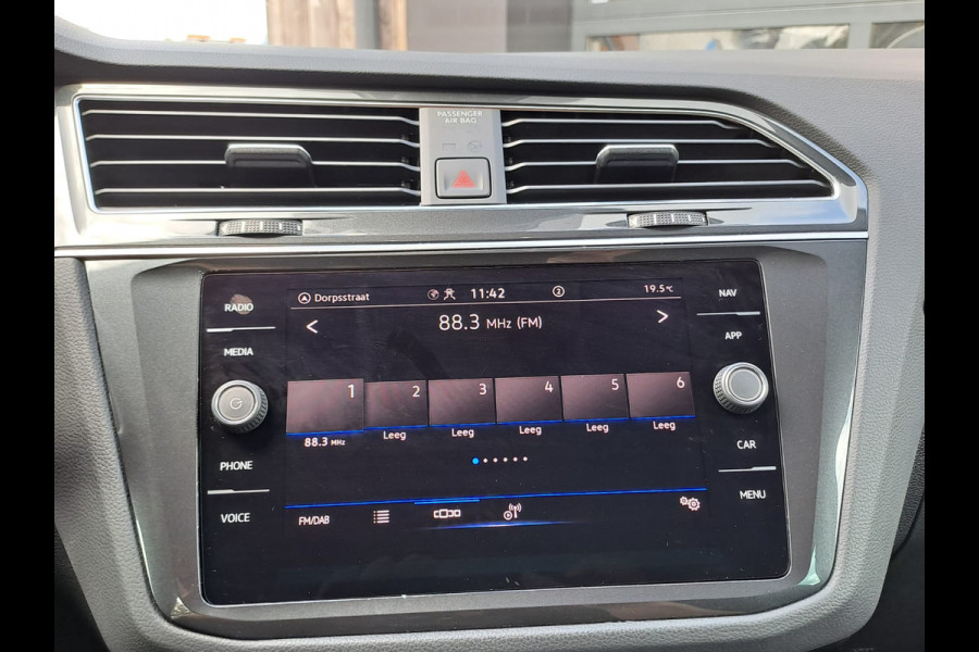 Volkswagen Tiguan 1.5 TSI Elegance | Trekhaak | Navi | ACC | Stoelverwarming | Lane Assist | Kyeless | Camera | IQ Light | Side Assist |