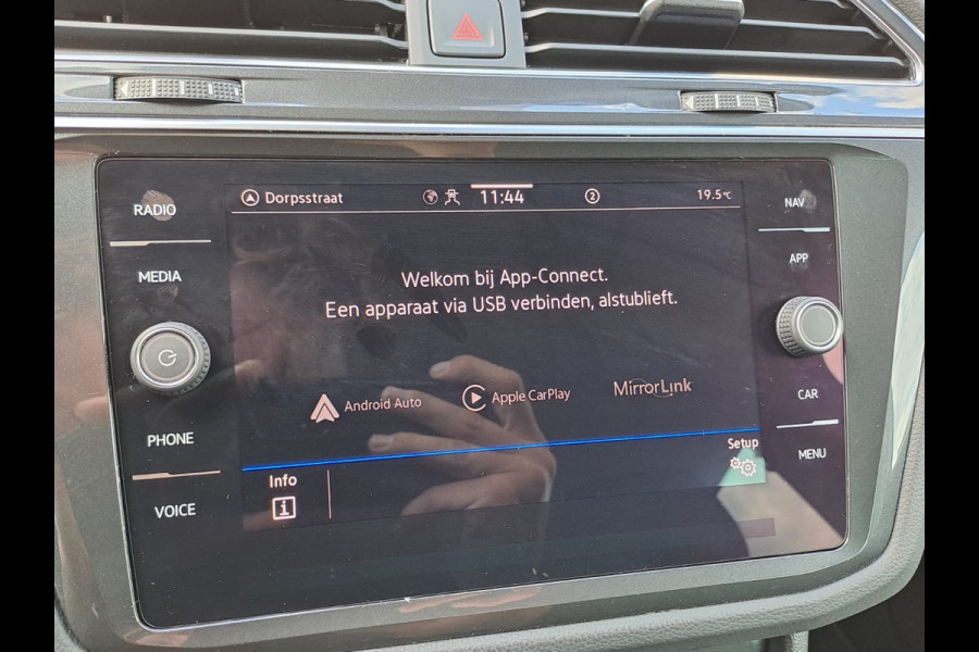 Volkswagen Tiguan 1.5 TSI Elegance | Trekhaak | Navi | ACC | Stoelverwarming | Lane Assist | Kyeless | Camera | IQ Light | Side Assist |