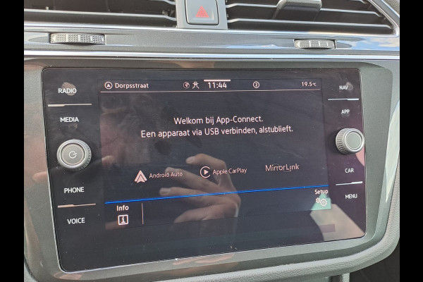 Volkswagen Tiguan 1.5 TSI Elegance | Trekhaak | Navi | ACC | Stoelverwarming | Lane Assist | Kyeless | Camera | IQ Light | Side Assist |