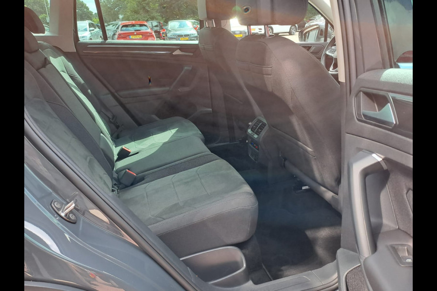 Volkswagen Tiguan 1.5 TSI Elegance | Trekhaak | Navi | ACC | Stoelverwarming | Lane Assist | Kyeless | Camera | IQ Light | Side Assist |