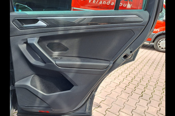 Volkswagen Tiguan 1.5 TSI Elegance | Trekhaak | Navi | ACC | Stoelverwarming | Lane Assist | Kyeless | Camera | IQ Light | Side Assist |