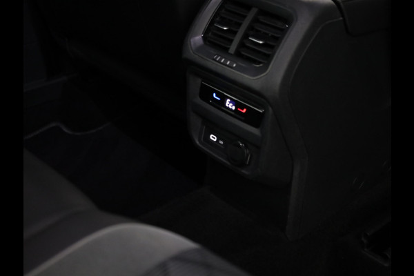 Volkswagen Tiguan 1.4 TSI eHybrid R-Line Business+ 245 pk Automaat (DSG) | Navigatie | Elektr. trekhaak | Parkeersensoren (Park assist) | Rondomzicht camera | Black Style pakket | R-Line |