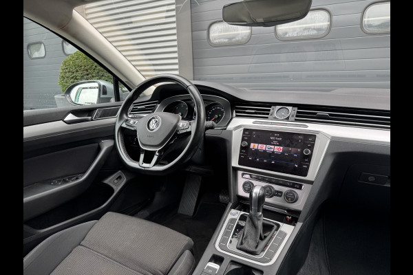 Volkswagen Passat Variant 2.0 TDI Highline Business R | Navigatie | Camera | DAB | Trekhaak |