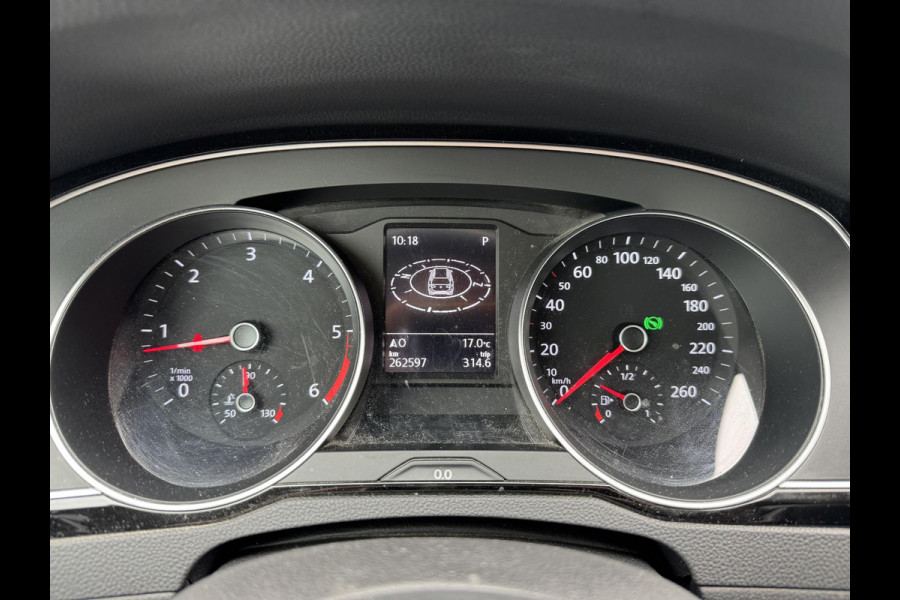 Volkswagen Passat Variant 2.0 TDI Highline Business R | Navigatie | Camera | DAB | Trekhaak |