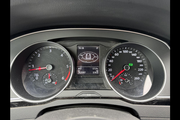 Volkswagen Passat Variant 2.0 TDI Highline Business R | Navigatie | Camera | DAB | Trekhaak |