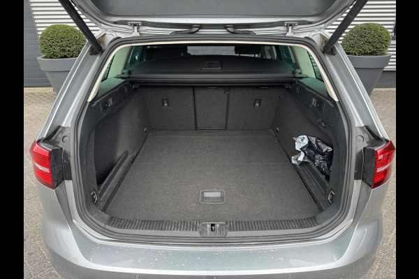 Volkswagen Passat Variant 2.0 TDI Highline Business R | Navigatie | Camera | DAB | Trekhaak |