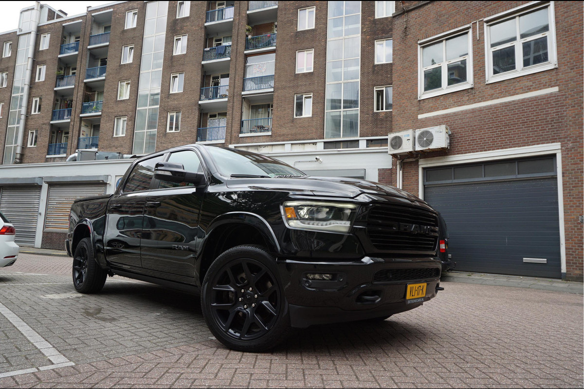 Dodge Ram 1500 5.7 V8 4x4 Crew Cab Laramie Sport | Luchtvering | HUD | Adaptieve Cruise | Lane Departure Meesturen | Keyless | Camerabeeld spiegel | Harman Kardon | Apple Carplay | Gedeelde achterklep | 200 liter LPG Dodge Ram 1500 5.7 V8 4x4 Crew Cab Laramie Sport | Luchtvering | HUD | Adaptieve Cruise | Lane Departure Meesturen | Keyless | Camerabeeld spiegel | Harman Kardon | Apple Carplay | Gedeelde achterklep | 200 liter LPG