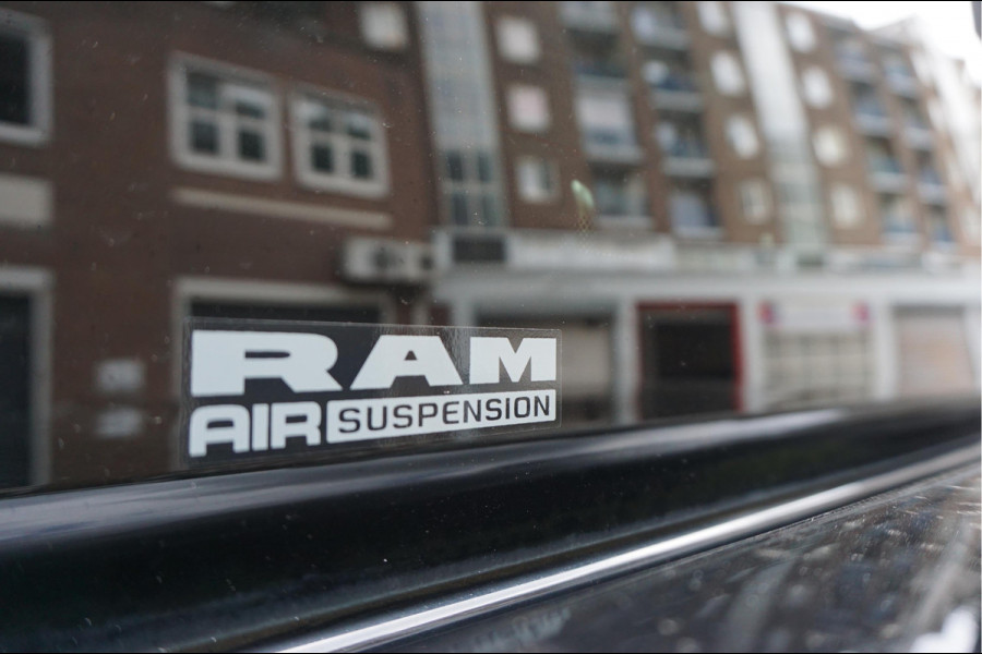 Dodge Ram 1500 5.7 V8 4x4 Crew Cab Laramie Sport | Luchtvering | HUD | Adaptieve Cruise | Lane Departure Meesturen | Keyless | Camerabeeld spiegel | Harman Kardon | Apple Carplay | Gedeelde achterklep | 200 liter LPG