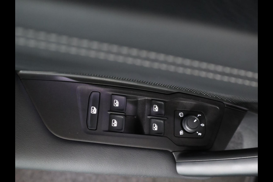 Volkswagen Tiguan 1.5 eTSI Life Edition 130 pk Automaat (DSG) | Navigatie | Elektr. trekhaak | Parkeersensoren (Park assist) | Achteruitrijcamera | Stoelverwarming |