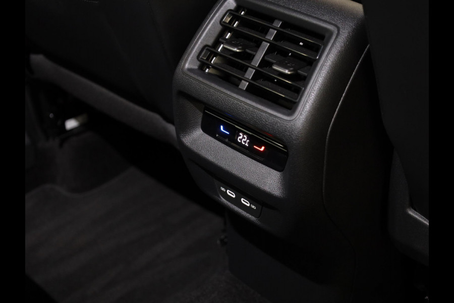 Volkswagen Tiguan 1.5 eTSI Life Edition 130 pk Automaat (DSG) | Navigatie | Elektr. trekhaak | Parkeersensoren (Park assist) | Achteruitrijcamera | Stoelverwarming |