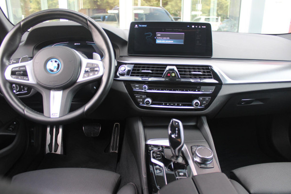 BMW 5 Serie Touring 530e xDrive 293PK HIGH EXECUTIVE M SPORT | DYNAMISCHE DEMPING | COMFORT ACCESS | WARMTEWEREND GLAS | ADAPTIEVE LED KOPLAMPEN | PARKEERSENSOREN VOOR EN ACHTER | ACHTERUITRIJ CAMERA | DRAADLOZE TELEFOONLADER | DRAADLOZE APPLE CARPLAY/ANDROID AUTO | NAVIGATIE BMW LIVE PROFESSIONAL | VOORSTOELEN DEELS ELEKTRISCH VERSTELBAAR | STOELVERWARMING | AMBIENTE VERLICHTING | DAB+ RADIO | M-HIGH GLOSS SHADOW LINE | ELEKTRISCH BEDIENBARE ACHTERKLEP |