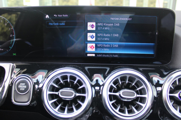 Mercedes-Benz GLA 250 e 218PK AUTOMAAT BUSINESS SOLUTION | PANORAMISCH SCHUIF/KANTEL DAK | ELEKTRISCHE ACHTER KLEP | MULTIBEAM LED MATRIX KOPLAMPEN | STOEL VERWARMING | KEYLESS ENTRY/START | NAVIGATIE | DAB+ RADIO | APPLE CARPLAY /ANDROID AUTO | ADAPTIVE CRUISE CONTROL | SFEER VERLICHTING | 19" LICHTMETALEN VELGEN | PARKEERSENSOREN VOOR EN ACHTER |