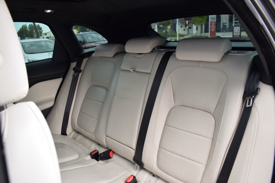 Jaguar F-Pace 3.0 S First Edition AWD | 381 pk | Meridian | Pano | HUD | Apple CarPlay