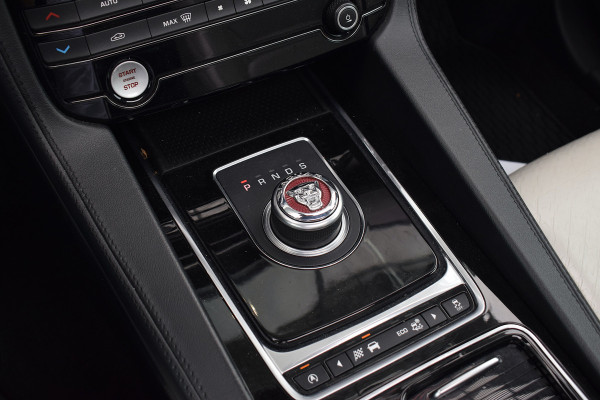 Jaguar F-Pace 3.0 S First Edition AWD | 381 pk | Meridian | Pano | HUD | Apple CarPlay