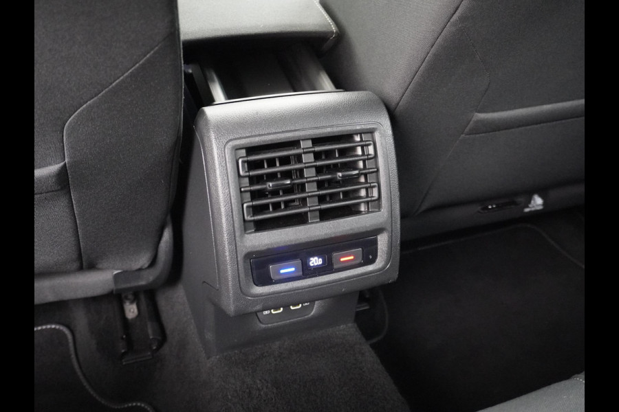 Volkswagen Golf 1.5 eTSI Style CAMERA | STOEL + STUURVERWARMING | AMBILIGHT | CAMERA | ADD CRUISE |