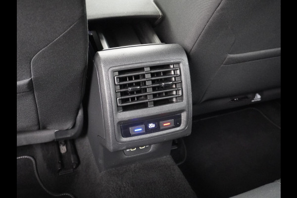 Volkswagen Golf 1.5 eTSI Style CAMERA | STOEL + STUURVERWARMING | AMBILIGHT | CAMERA | ADD CRUISE |