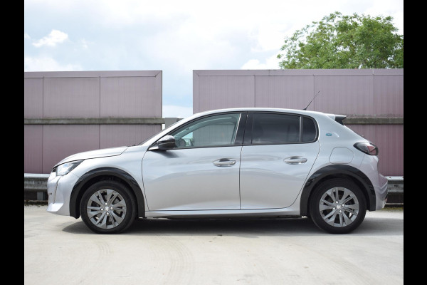 Peugeot e-208 EV Allure 50 kWh 3 FASE | CARPLAY | PARKEERSENSOREN | E.C.C. |