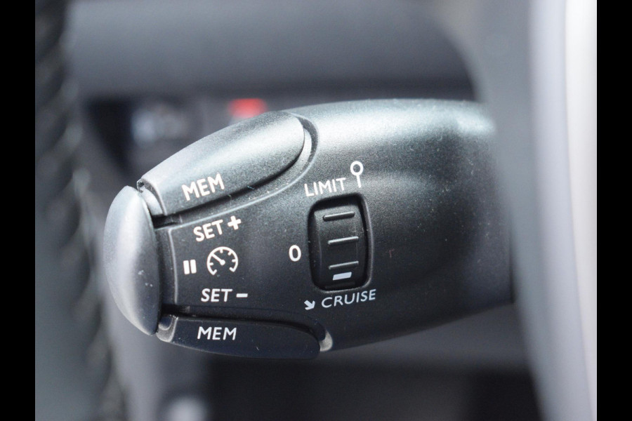 Peugeot e-208 EV Allure 50 kWh 3 FASE | CARPLAY | PARKEERSENSOREN | E.C.C. |