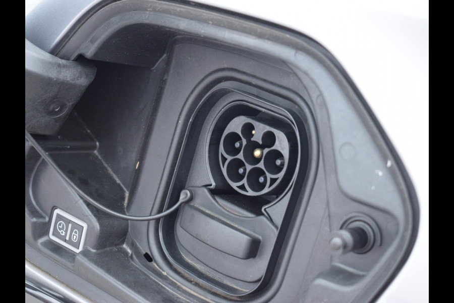 Peugeot e-208 EV Allure 50 kWh 3 FASE | CARPLAY | PARKEERSENSOREN | E.C.C. |