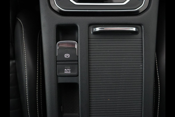 Volkswagen Passat 1.4 TSI PHEV GTE | Panoramadak | Leder | Trekhaak | Stoelverwarming | Camera | Marix LED | Massage | Virtual Cockpit | Carplay | Navigatie | Memory | Adaptive cruise