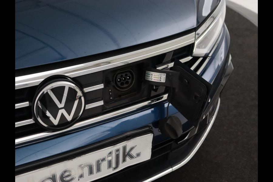 Volkswagen Passat 1.4 TSI PHEV GTE | Panoramadak | Leder | Trekhaak | Stoelverwarming | Camera | Marix LED | Massage | Virtual Cockpit | Carplay | Navigatie | Memory | Adaptive cruise