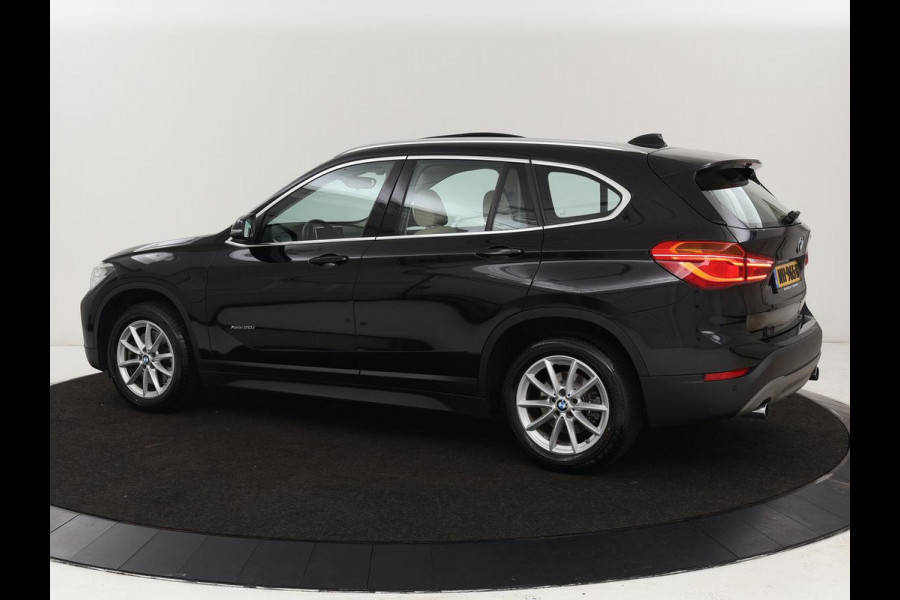 BMW X1 xDrive20i High Executive | Panoramadak | Leder | Stoel & stuurverwarming | Trekhaak | Park Assist | DAB | Navigatie | Full LED | Sportstoelen