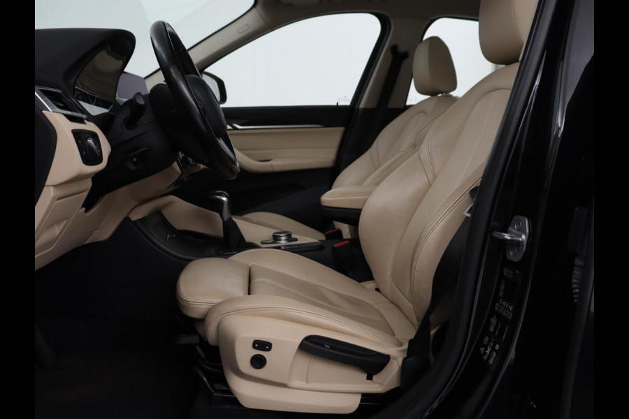 BMW X1 xDrive20i High Executive | Panoramadak | Leder | Stoel & stuurverwarming | Trekhaak | Park Assist | DAB | Navigatie | Full LED | Sportstoelen