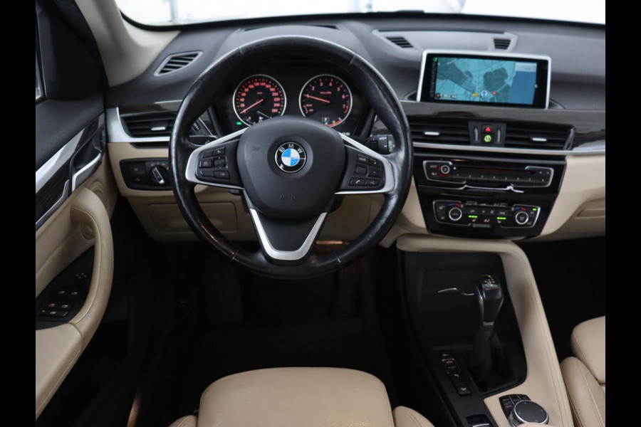 BMW X1 xDrive20i High Executive | Panoramadak | Leder | Stoel & stuurverwarming | Trekhaak | Park Assist | DAB | Navigatie | Full LED | Sportstoelen