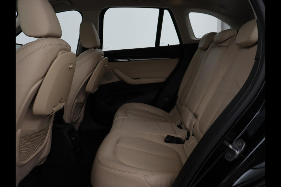 BMW X1 xDrive20i High Executive | Panoramadak | Leder | Stoel & stuurverwarming | Trekhaak | Park Assist | DAB | Navigatie | Full LED | Sportstoelen