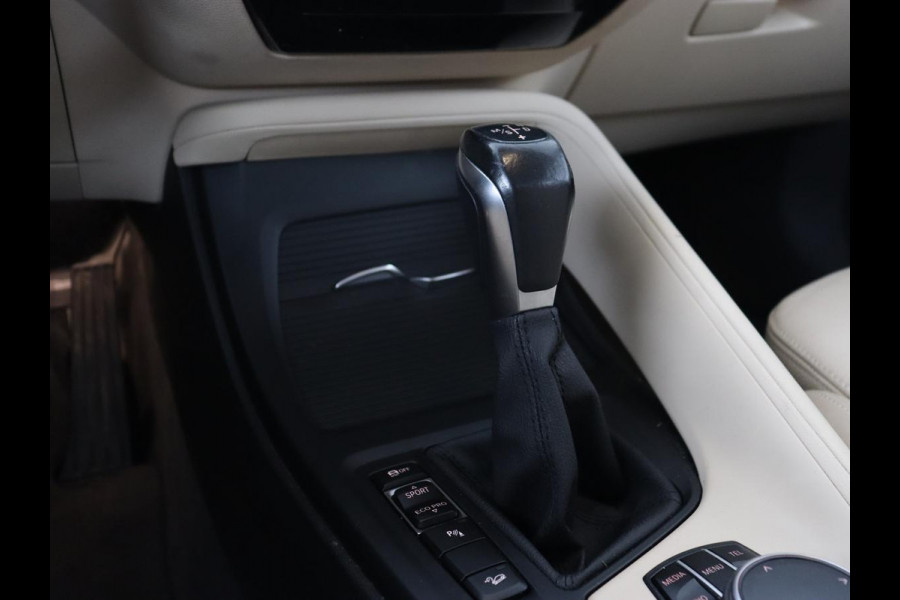 BMW X1 xDrive20i High Executive | Panoramadak | Leder | Stoel & stuurverwarming | Trekhaak | Park Assist | DAB | Navigatie | Full LED | Sportstoelen