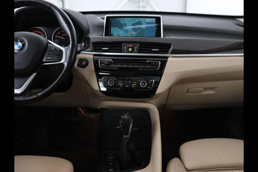 BMW X1 xDrive20i High Executive | Panoramadak | Leder | Stoel & stuurverwarming | Trekhaak | Park Assist | DAB | Navigatie | Full LED | Sportstoelen