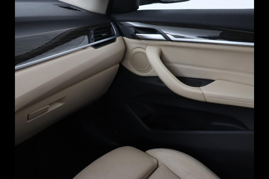 BMW X1 xDrive20i High Executive | Panoramadak | Leder | Stoel & stuurverwarming | Trekhaak | Park Assist | DAB | Navigatie | Full LED | Sportstoelen