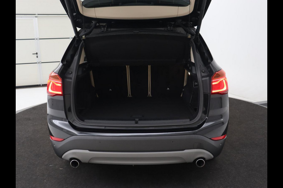 BMW X1 xDrive20i High Executive | Panoramadak | Leder | Stoel & stuurverwarming | Trekhaak | Park Assist | DAB | Navigatie | Full LED | Sportstoelen