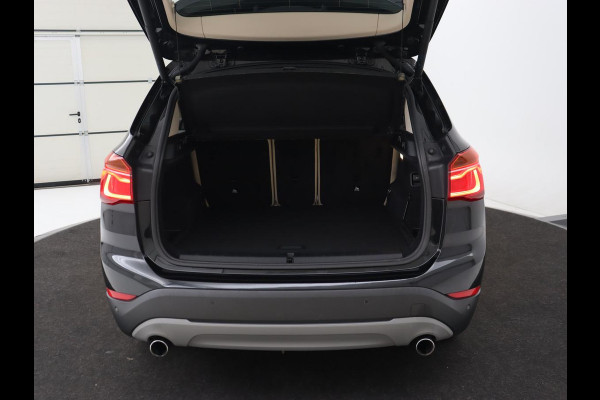 BMW X1 xDrive20i High Executive | Panoramadak | Leder | Stoel & stuurverwarming | Trekhaak | Park Assist | DAB | Navigatie | Full LED | Sportstoelen