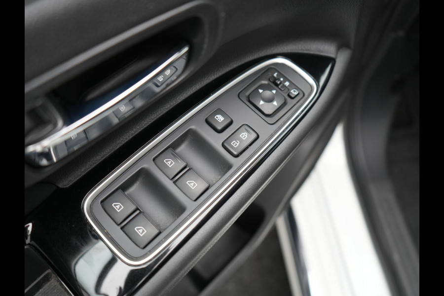 Mitsubishi Outlander 2.4 Intense Plug In Hybrid 225pk Dealer O.H. PHEV | Trekhaak Afneembaar | Alcantara Sportstoelen  Apple Carplay | Stoelverwarming | Cruise Control | Climate Control | DAB |